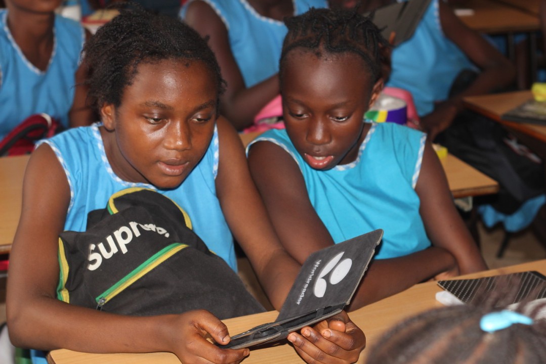 (c) Develop Africa. Pupils in class with e-Reader