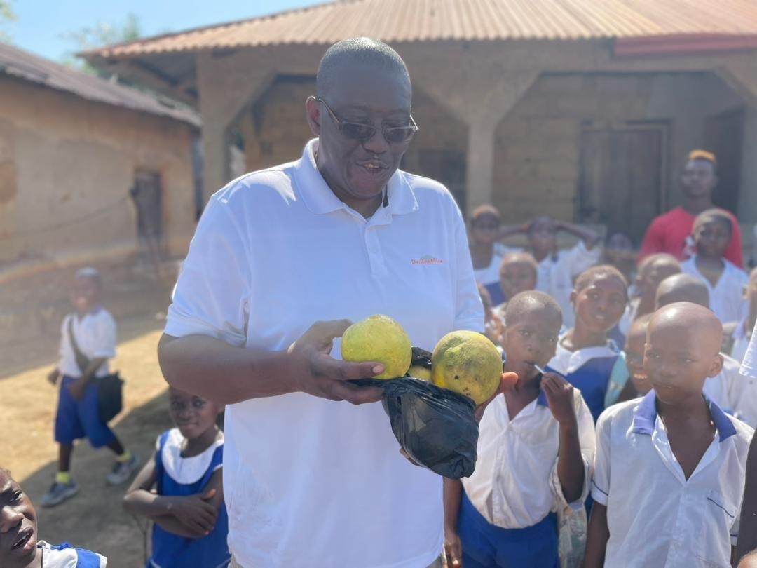 Gifts of fruit from the community, a gesture of welcome